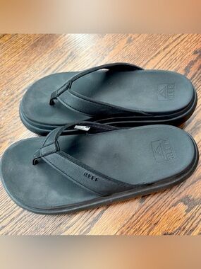 Reef Women's Black Thick Cushioned Flip-Flop Sandals